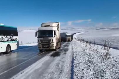Kars’ta buz pisti gibi yol: Çok sayıda tır kaydı, vatandaşlar mahsur kaldı