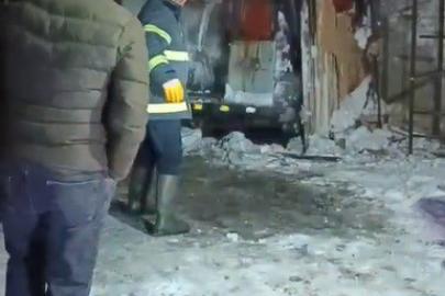 Kars’ta donmasın diye altında ateş yakılan araç alev topuna döndü