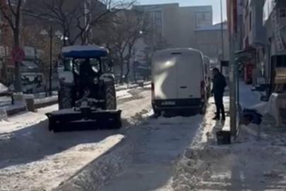 Karsta esnaf karla mücadeleye satış yaptığı traktörlerle destek verdi