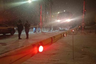 Kars’ta hemzemin geçitte lokomotifin çarptığı çocuk yaralandı