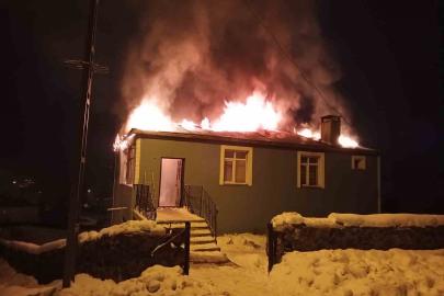 Kars’ta imam evi alev alev yandı