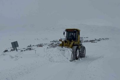 Kars’ta kar kaplanlarının 2 bin 100 rakımda zorlu mesaisi
