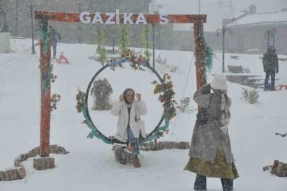 Kars’ta kar yağışı eğlenceye dönüştü