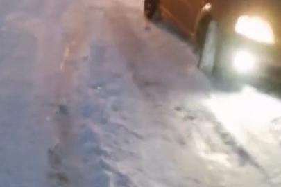 Kars’ta kara saplanan araçlar vatandaşlar tarafından kurtarıldı