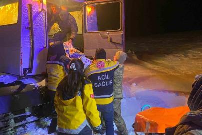 Kars’ta Mehmetçik paletli kar aracıyla yaşlı hastaya ulaştı