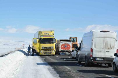 Kars’ta tırın kaymasıyla kapanan karayolu yeniden ulaşıma açıldı
