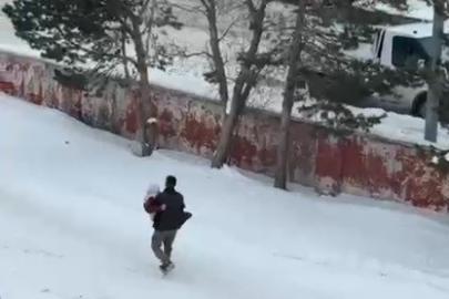 Kars’ta vefa dolu görüntü: Hasta annesini kucağında taşıdı