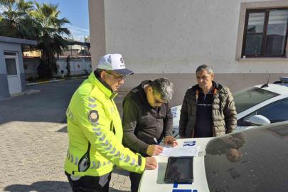 Kaskla servis aracının camını kıran motosikletlinin ehliyetine el konuldu