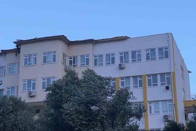 Kaş’ta fırtına bir okulun çatısına zarar verdi