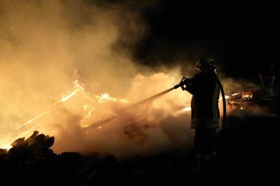 Kastamonu’da çıkan yangında 3 ev zarar gördü, 2 samanlık yandı