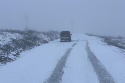 Kavaklıdere’de araçlar karda mahsur kaldı