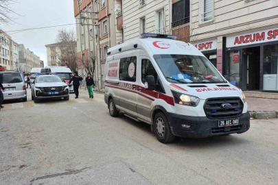 Kavga ettiği üvey babasını bıçakla ağır yaraladı