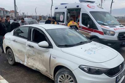 Kavşakta 2 otomobil çarpıştı: 1 yaralı