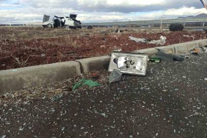 Kavşakta iki otomobil çarpıştı: 1 ölü, 1 yaralı