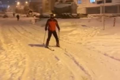 Kayak takımıyla caddede gezdi