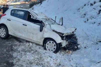 Kayan otomobil, yol kenarındaki araca çarptı