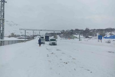 Kayseri-Malatya kara yolunda mahsur kalan yolcular, Gürün ilçesinden uğurlandı