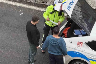 Kaza yapan sürücüler kavga edince kelepçelenip karakola götürüldü