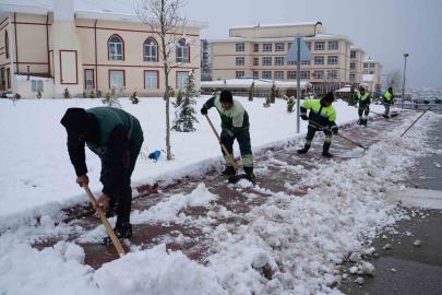 Keçiören’de yaya güvenliği için kar küreme ve tuzlama seferberliği