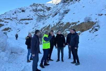 Kemaliye’de grup köy yolunda çığ meydana geldi