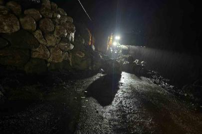 Kemer’de yağış nedeniyle istinat duvarı çöktü