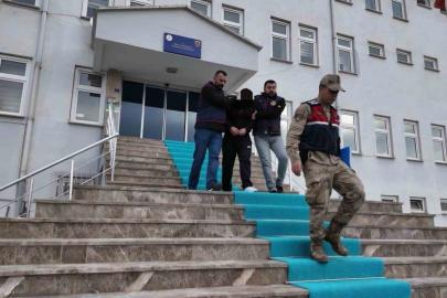 Kendilerini güvenlik güçleri ve savcı olarak tanıtıp, yaşlıları 1 milyon TL dolandırdılar