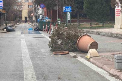Kentte oluşan fırtına yağmurla beraber şiddetini arttırdı
