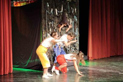 Kepez Kent Tiyatrosu yılın ilk çocuk oyununu sahneledi