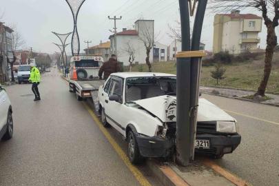 Keşan’da aydınlatma direğine çarpan otomobildeki 2 kişi yaralandı