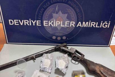 Keşan’da polisin arama yaptığı araçta uyuşturucu ve ruhsatsız tüfek ele geçirildi