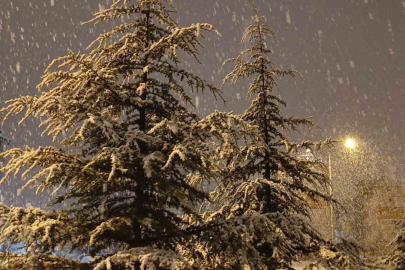 Kırşehir’de gece saatlerinde lapa lapa kar yağışı başladı