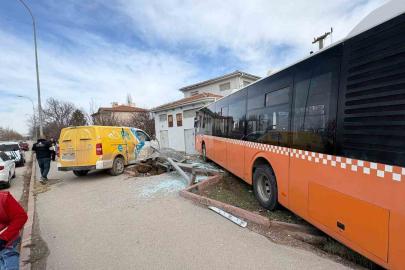 Kırşehir’de kargo aracı belediye otobüsüne çarptı