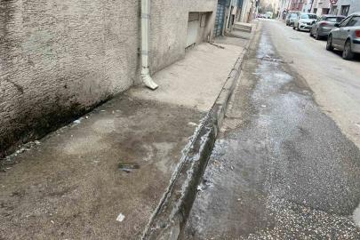 Klima suyu kaldırımı buz pistine çevirdi