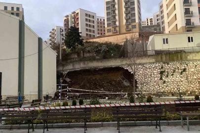 Kocaeli’de 10 metrelik istinat duvarı okul bahçesine devrildi