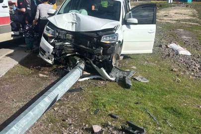 Kocaeli’de elektrik direğine çarpan otomobilin sürücüsü ağır yaralandı