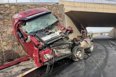 Kocaeli’de istinat duvarına çarpan tırın sürücüsü ağır yaralandı