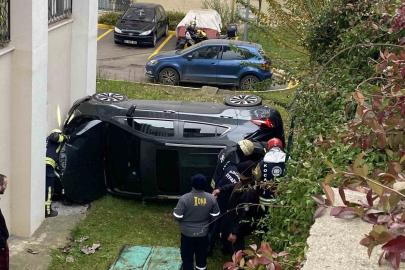 Kocaeli’de istinat duvarından düşen otomobildeki anne ve kızı yaralandı