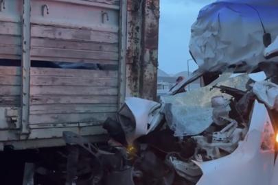 Kocaeli’de servis minibüsü ile kamyon çarpıştı: 7 yaralı