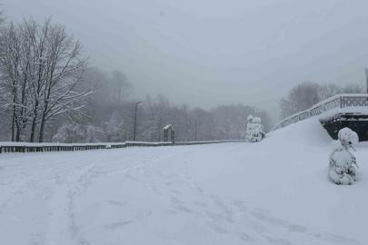 Kocaeli’nin yüksek kesimlerine lapa lapa kar yağıyor