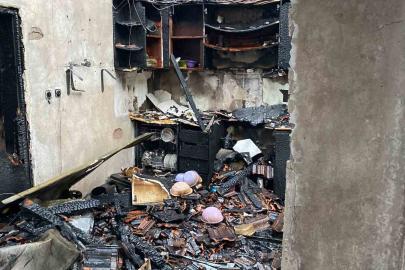 Kocaeli’yi fırtına vurdu: Evlerin çatıları uçtu, vatandaş tenteyle birlikte savruldu