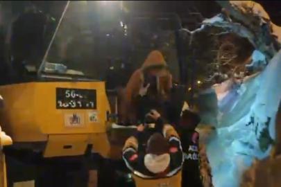 Kolundan yaralanan çocuk, iş makinasıyla bulunduğu yerden alınıp sağlık ekibine teslim edildi