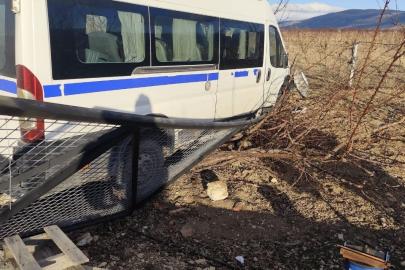 Kontrolden çıkan hafif ticari araç bahçe evinin kapısına çarparak durabildi: 1 yaralı