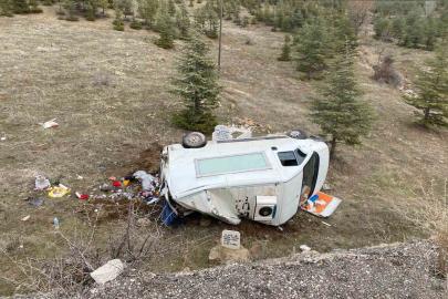 Kontrolden çıkan kamyonet şarampole yuvarlandı: 3 yaralı