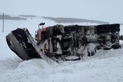 Kontrolden çıkan kar küreme aracı devrildi