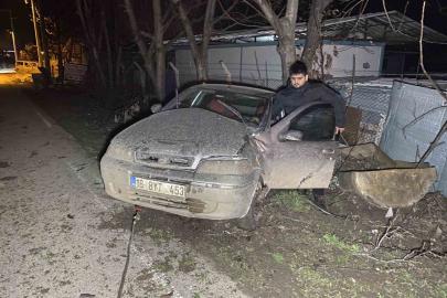 Kontrolden çıkan otomobil ağaca çarptı: 4 yaralı