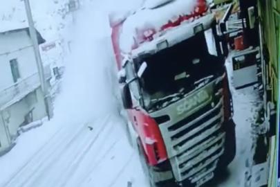 Kontrolden çıkan tır eve çarptı: Kaza anı kamerada