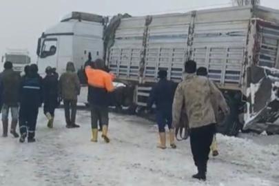 Kontrolden çıkan tır yolu kapattı, kilometrelerce araç kuyruğu oluştu