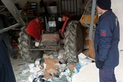 Kontrolden çıkan traktör iş yerine daldı