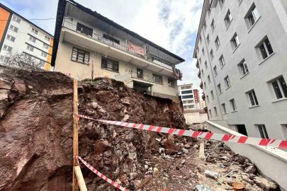 Kontrolsüz inşaat çalışması bitişiğindeki binanın temelinde hasara neden oldu