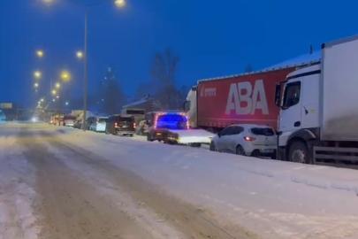 Kop Dağı Geçidi’nde tipi nedeniyle araçlar yolda kaldı